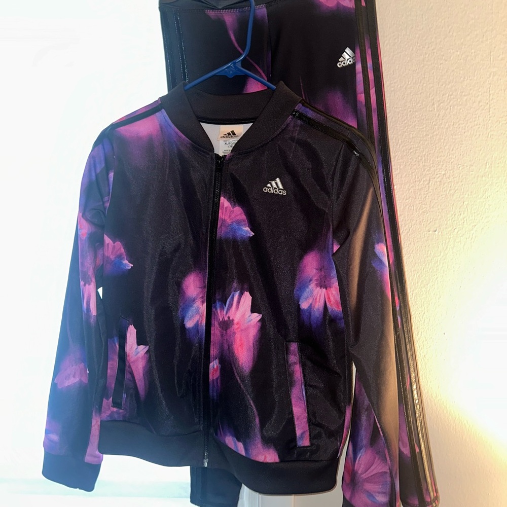 ADIDAS GIRLS TRACKSUIT EXCELLENT CONDITION
Size XL (Girls)
Black and purple